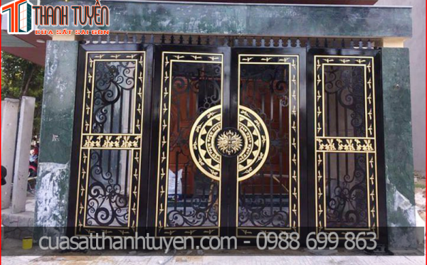 So Sánh Cửa Sắt Và Cửa Gỗ: Loại Nào Phù Hợp Với Bạn?